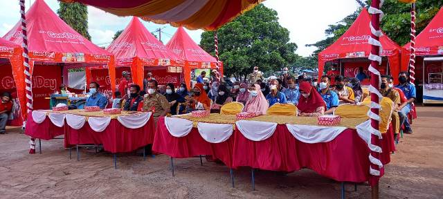 POJOK KULINER: Bupati Tanah Laut H M Sukamta saat meresmikan pojok kuliner uber rezeki di RTH Hasan Basri Pelaihari.