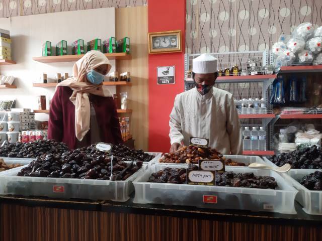 LARIS MANIS: Penjualan kurma meningkat selama bulan Ramadan.