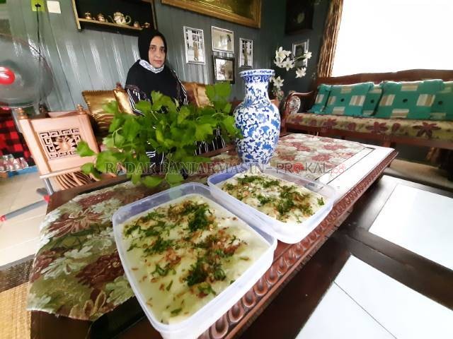 MENGENYANGKAN: Emma Thalib bersama Ipau olahannya yang mengundang selera. Pas untuk teman berbuka puasa. | FOTO: WAHYU RAMADHAN/RADAR BANJARMASIN