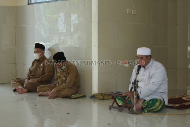 DAKWAH: Ketua Majelis Ulama Indonesia (MUI) Hulu Sungai Tengah KH Wajihuddin Shaleh saat mengisi ceramah di musala di lingkup Pemerintah Hulu Sungai Tengah, Selasa (13/4). | Foto: JAMALUDDIN/Radar Banjarmasin