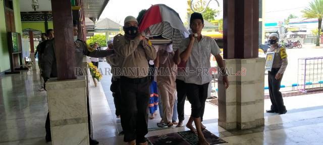 GUGUR BERTUGAS: Jenazah Bripka Mashudin disalatkan di Masjid Jami (11/4) seusai salat zuhur. | FOTO: MAULANA/RADAR BANJARMASIN