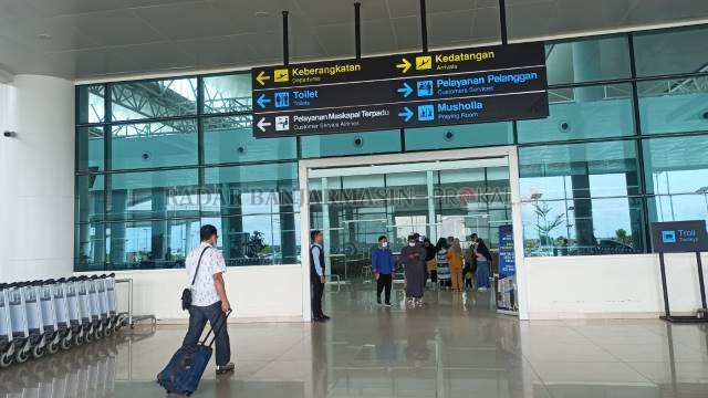 MUDIK DULUAN: Penumpang mulai memadati Bandara Internasional Syamsudin Noor untuk mendahului larangan mudik pada 6 sampai 17 Mei 2021 mendatang. | FOTO: SUTRISNO/RADAR BANJARMASIN