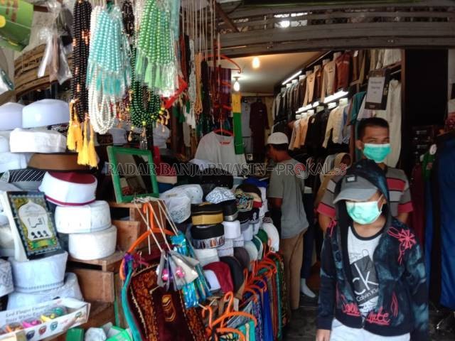 STOK BANYAK: Penjualan perlengkapan salat diprediksi bakal naik jelang Lebaran.