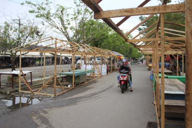 TIBA-TIBA: Meski tanpa izin, tiba-tiba muncul lapak Pasar Ramadan di sekitar Pasar Keramat Barabai, dan yang berjualan di situ harus membayar sewa Rp 400 ribu.