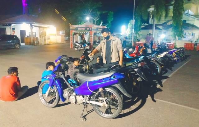 APES: Remaja yang mengikuti balapan liar di Kota Amuntai diamankan petugas Polres HSU, Rabu (14/4).