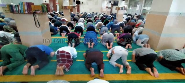TARAWIH: Salat tarawih berjemaah di Masjid Al Jihad. Pelaksanaan ibadah sunah di bulan Ramadan itu sempat dipantau Satgas Penanganan COVID-19 Banjarmasin. | FOTO: ENDANG SYARIFUDDIN/RADAR BANJARMASIN