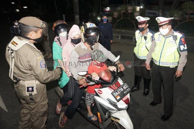 JAGA PERBATASAN: Warga dicegat di perbatasan kota saat penerapan PSBB tahun lalu. Dalam PPKM, pembatasan mobilitas penduduk tak tampak. | FOTO: WAHYU RAMADHAN/RADAR BANJARMASIN