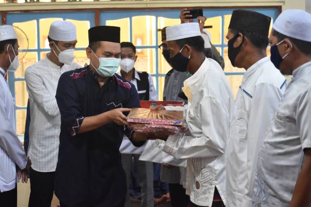 SAFARI RAMADAN: Sambutan Bupati Tanah Laut H M Sukamta saat mengikuti kegiatan safari ramadan di Desa Raden.