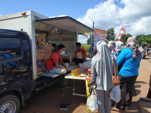 PASAR MURAH: Suasana pasar murah yang diselenggarakan oleh Dinas Koperasi Usaha Kecil dan PerdaganganTanah Laut saat acara manunggal tuntung pandang. | Foto: Norsalim Yahya/Radar Banjarmasin