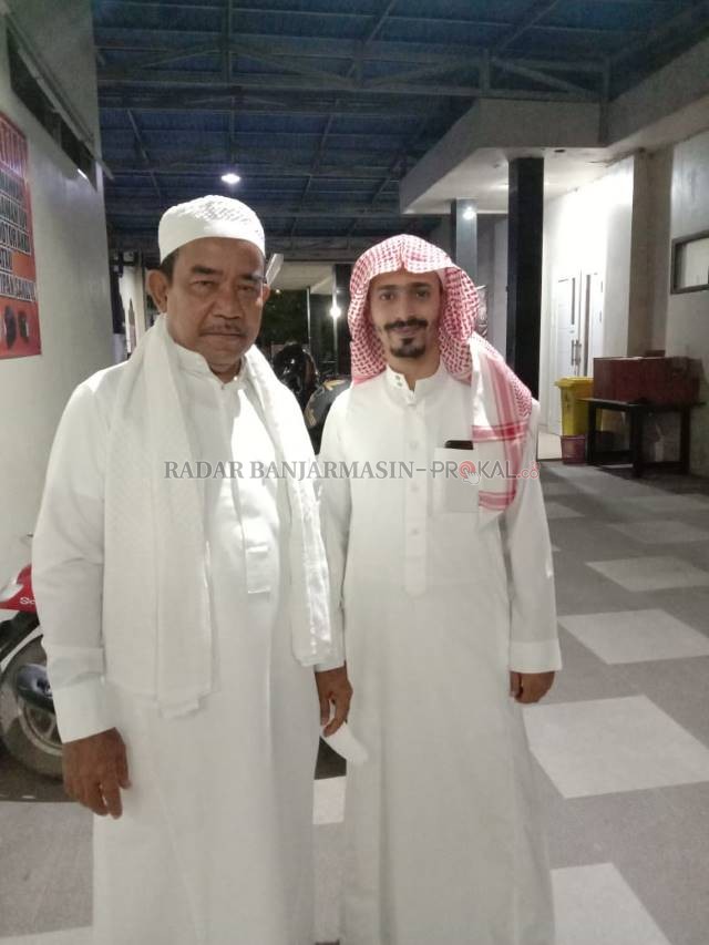 BERKESAN: Syekh Abdurrahman Soleh Ali asal Madinah bersama jamaah MHM Kayutangi, H Hadimi kala dijumpai usai salat Tarawih, Rabu (15/4) malam.