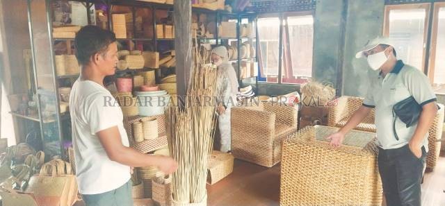 BANYAK PESANAN: Kerajinan berbahan baku eceng gondok semakin digemari baik pasar lokal maupun luar negeri. | Foto: Muhammad Akbar/Radar Banjarmasin