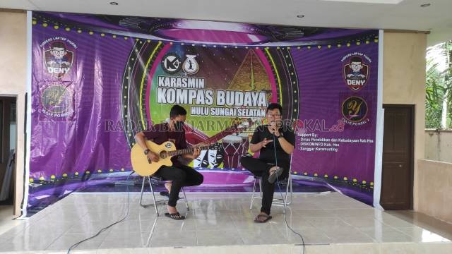 KESENIAN DAERAH : Karasmin Kompas Budaya HSS tampilkan lagu religi menunggu berbuka puasa. | FOTO SALAHUDIN/RADAR BANJARMASIN