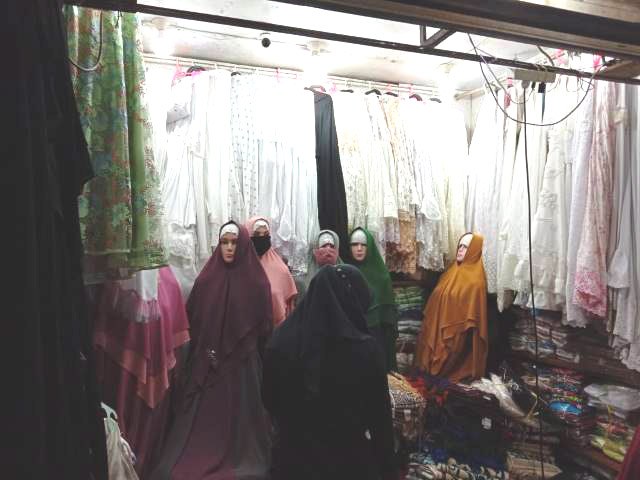 DIMINATI KONSUMEN: Mukena kreasi banyak dijual di Pasar Sudimampir Banjarmasin.