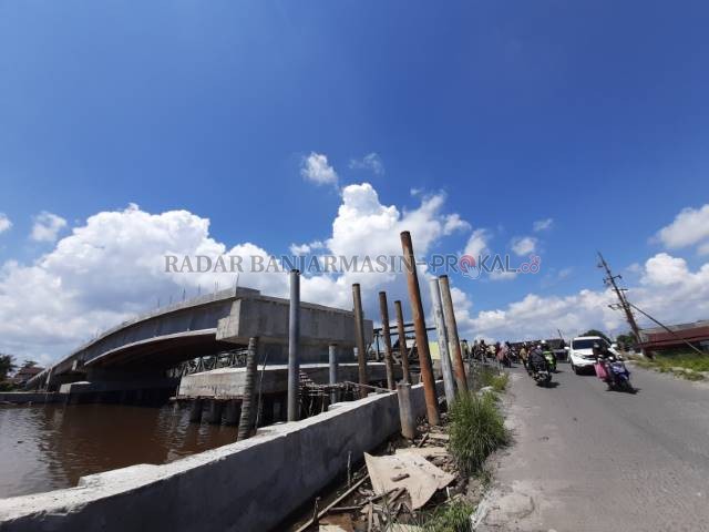 PROYEK TAHUN JAMAK: Digarap sejak tahun lalu, tahun ini Jembatan HKSN 1 kembali digenjot Dinas PUPR. Sebelumnya, bangunan di sekitar area proyek akan dibebaskan. | Foto: WAHYU RAMADHAN/RADAR BANJARMASIN