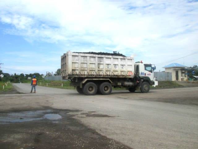 CROSSING JALAN: Truk bermuatan batu bara yang melintas di jalan negara, sementara izin crossing telah diperpanjang dua kali.