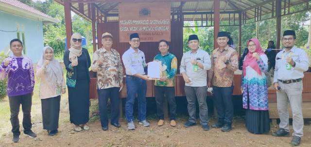 PERESMIAN: Arutmin Indonesia Tambang Batulicin Kamis (15/4) tadi meresmikan Rumah Sasirangan dan serah terima bangunan musala di Desa Pulau Burung Kecamatan Simpang Empat, Kabupaten Tanah Bumbu. | FOTO: ARUTMIN FOR RADAR BANJARMASIN.