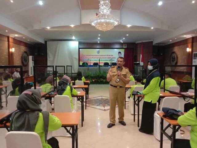 PAPARKAN MATERI: Kadispora Kalsel Hermansyah menyapa salah satu peserta Pelatihan Kewirausahaan Pemuda Kalsel 2021 di Hotel Roditha Banjarmasin, Senin (19/4).