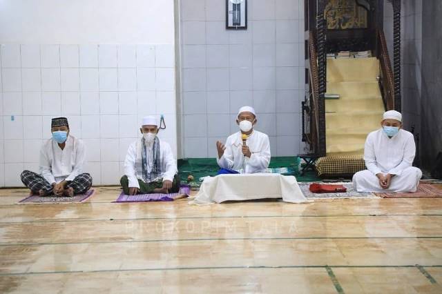 TAUSIAH: Bupati Tanah Laut H M Sukamta saat mengisi tausiah di Masjid Al-Manar Pelaihari.