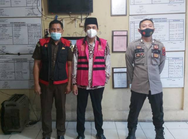 RESMI TERSANGKA: Rooswandi Salem mengenakan rompi merah setelah ditetapkan sebagai tersangka dugaan korupsi pengadaan kursi di Tanah Bumbu, Senin (19/4). | FOTO: ISTIMEWA