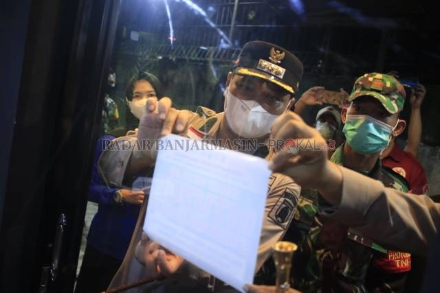 SEGEL TUTUP: Wali Kota Banjarbaru Aditya Mufti Ariffin saat menutup sebuah kafe yang kedapatan melanggar PPKM beberapa waktu lalu. | FOTO:  MUHAMMAD RIVANI/RADAR BANJARMASIN