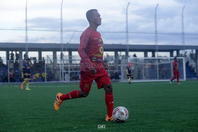 MEMILIH: Frans Sinatra Huwae sudah dihubungi tiga tim dari Liga 2 setelah Martapura FC diakuisisi klub asal Tangerang, Dewa United.