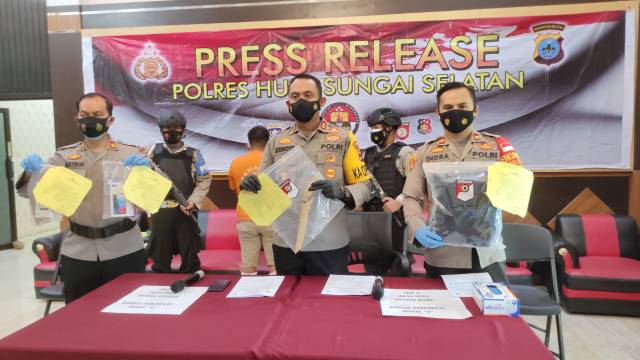 TERPAKSA: Kapolres HSS AKBP Siswoyo beserta jajaran saat menggelar jumpa pers terkait penangkapan pelaku begal.