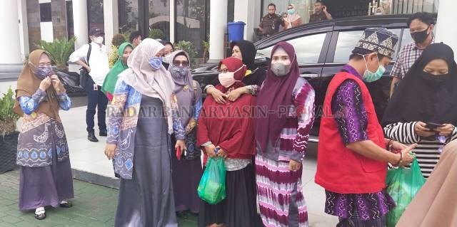 HARU: Keluarga dan rekan para tersangka kasus korupsi yang ditangani pihak Kejaksaan Negeri HSU saat bersiap menuju mobil tahanan kejaksaan dengan pengawalan anggota Polres HSU.