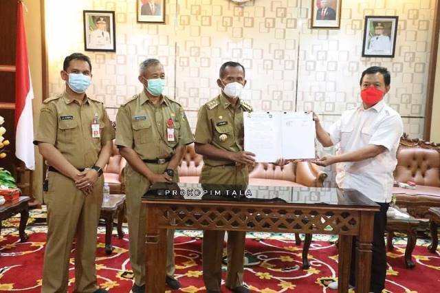 FOTO BERSAMA: Bupati Tanah Laut H M Sukamta (tengah) dengan Kepala Balai Prasarana Pemukiman Wilayah (BPPW) Kalimantan Selatan  Dardjat Widjunarso (baju putih) didampingi Kepala Dinas PUPRP dan BAPPEDA Tanah Laut setelah penandatanganan dokumen hibah.