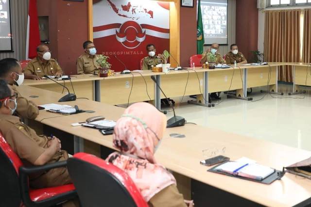 RAKOR: Bupati Tanah Laut H M Sukamta saat memimpin rapat koordinasi dengan seluruh kepala Satuan Kerja Perangkat Daerah (SKPD) dan Balai Pengkajian Teknologi Pertanian (BPTP) Kalimantan Selatan.