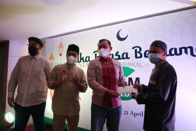 BERBAGI: GMC+ diwakili oleh Danlanal Banjarmasin Herbiyantoko menyerahkan santunan untuk anak yatim piatu di Panti Asuhan Ashabul Kahfi Banjarmasin.