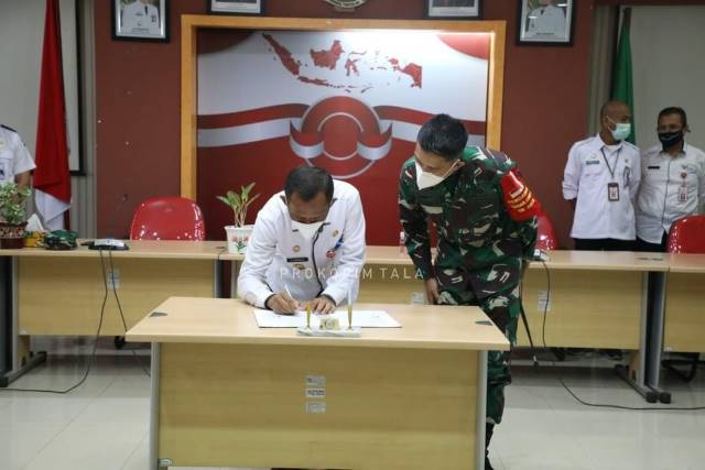 KESEPAHAMAN: Bupati Tanah Laut H M Sukamta (kiri) dan Dandim 1009/PLH Letkol Inf Adi Yoga Susetyo, SH., MA melakukan penandatanganan nota kesepahaman.