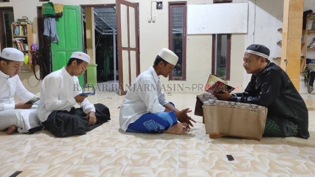 BERGILIRAN: Para santri karantina tahfiz Ramadan saat menyetor hafalan Alquran. | FOTO: SALAHUDIN/RADAR BANJARMASIN