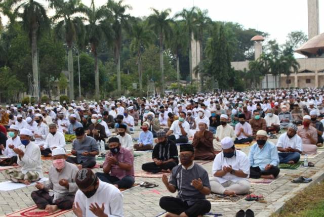 MELUBER: Jemaah memadati halaman masjid Sabilal Muhtadin beberapa waktu lalu. Panitia masjid akan menggelar peringatan Nuzulul Quran dan Haul Guru Zuhdi. | FOTO: SABILALMUHTADIN.OR.ID