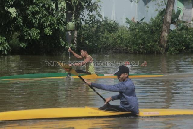 DEMI TARGET: Para pedayung Kalsel tetap digenjot latihan layaknya seperti hari biasa selama bulan Ramadan.
