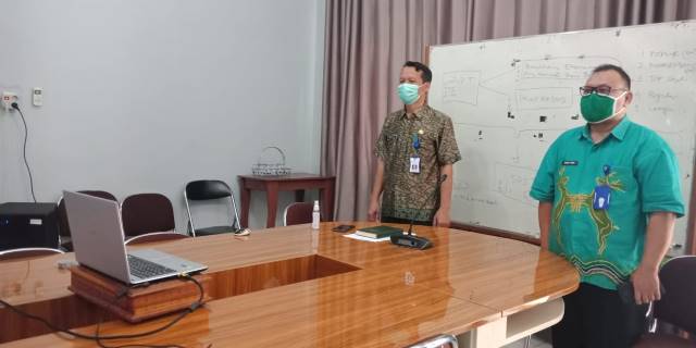 MUSREMBANG: Kabid Litbang Bappeda Tanah Laut Yudi (kiri) dan Kabid Ekonomi dan Sumber Daya Alam Bappeda Tanah Laut Ahmad Yamini (kanan) saat mengikuti musrembang tingkat provinsi Kalimantan Selatan.