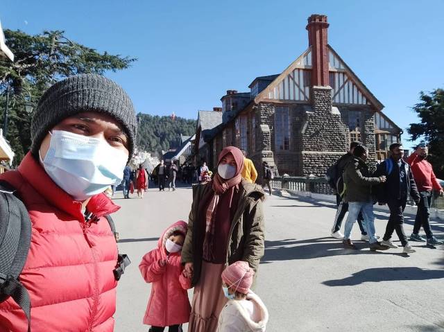 DI INDIA: M Agoes Aufiya, 31, pria berasal dari Kota Martapura, Kabupaten Banjar saat berfoto dengan istri dan kedua anaknya. Mereka saat ini tengah menjalani Ramadan di India. | FOTO: INSTAGRAM M AGOES AUFIYA