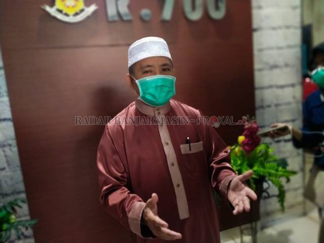 DIPERIKSA 3 JAM LEBIH: Ketua pengurus Masjid Jami Sungai Jingah, H Radiansyah seusai diperiksa penyidik Satreskrim Polresta Banjarmasin, kemarin siang. Dia menyatakan, acara haul Guru Zuhdi itu spontan.