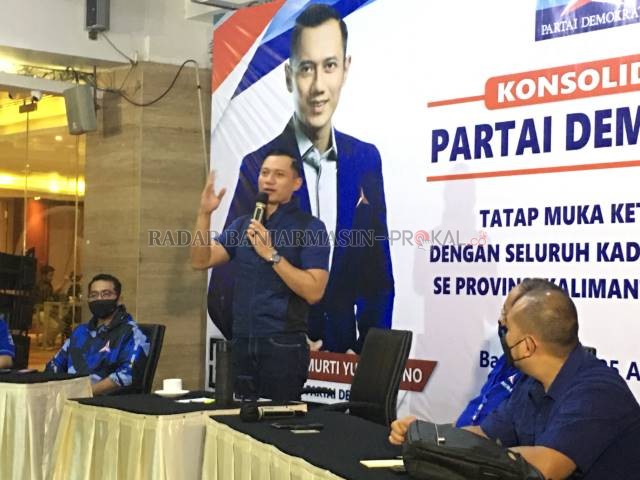 OPTIMISTIS:  Ketua Umum Partai Demokrat, Agus Harimurti Yudhoyono dalam jumpa pers bersama wartawan di Golden Tulip Banjarmasin, Minggu (25/4) malam. | FOTO: OSCAR FRABY/RADAR BANJARMASIN