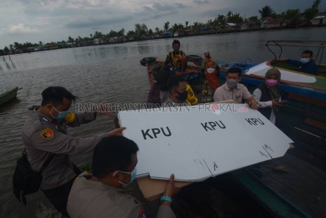 LOGISTIK PEMILU: Distribusi logistik untuk PSU di Kelurahan Mantuil, kemarin. Beberapa TPS hanya bisa dijangkau melalui jalur sungai. | FOTO: WAHYU RAMADHAN/RADAR BANJARMASIN