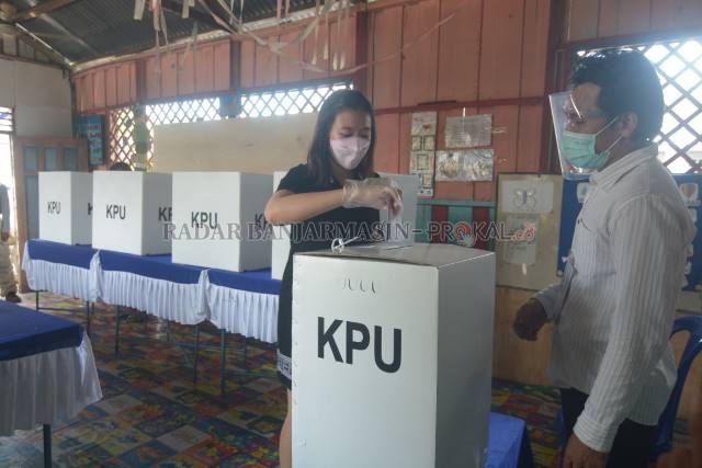 INGAT PROTOKOL: Pemilih mencoblos di Kelurahan Basirih Selatan, kemarin. Sejauh ini, partisipasi pemilih PSU lebih baik dibanding Pilkada serentak 9 Desember lalu. | FOTO: WAHYU RAMADHAN/RADAR BANJARMASIN