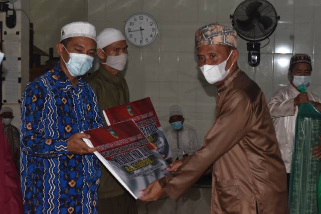 SERAHKAN BANTUAN: Bupati Tanah Laut H M Sukamta saat menyerahkan bantuan kepada Masjid Dsrul Fa’izin Desa Ranggang Dalam Kecamatan Takisung.
