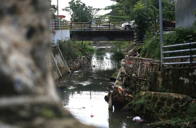 MASIH TEMPORER: Dinding siring bantaran Sungai Kemuning yang ambrol akibat banjir awal tahun masih belum diperbaiki secara permanen. Dinas PUPR Banjarbaru menunggu musim kemarau tiba baru memulai perbaikan. | Foto: Muhammad Rifani/Radar Banjarmasin