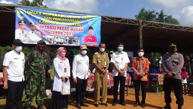 FOTO BERSAMA: Bupati Tanah Laut H M Sukamta (baju coklat) bersama Kepala Dinas Perdagangan Provinsi Kalimantan Selatan H. Birhasani didampingi Camat Batu Ampar, Kepala Dinas Koperasi Usaha Kecil dan Perdagangan Tanah Laut.