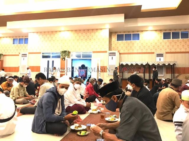 NIKMAT: Buka puasa bersama di  masjid Hasanuddin Madjedi Banjarmasin. (kanan) menu buka puasa di masjid Hasanuddin Madjedi kemarin. | FOTO: MUHAMMAD AZHARI/RADAR BANJARMASIN