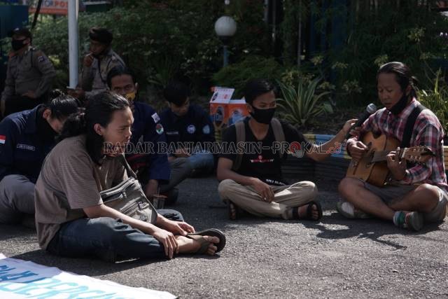 MUSISI JALANAN: Potret pengamen yang dibina Yayasan Al-AJYB ketika berdemo di depan gedung DPRD Banjarmasin, beberapa waktu lalu. | FOTO: WAHYU RAMADHAN/RADAR BANJARMASIN