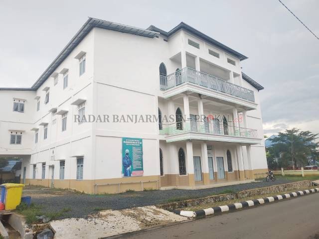 MEGAH: Bangunan tiga lantai di Jln Abadi Pelaihari ini menjadi tempat belajar khusus untuk santri putri. | Foto: Norsalim Yahya/Radar Banjarmasin