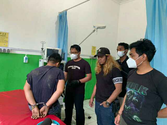 BORGOL: Jajaran Sat Reskrim Polres Tapin saat mengamankan tersangka yang diduga membunuh Nor Baiti Rahmah dengan sadis.