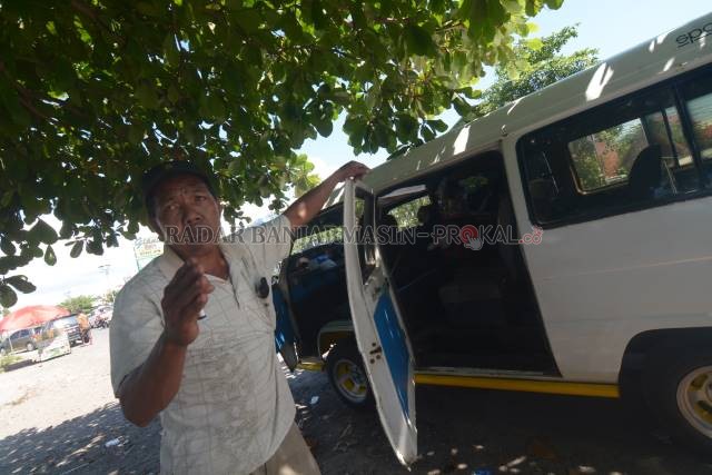 CURHAT: Sopir taksi L300 di Banjarmasin, Saaduddin mengungkap bagaimana susahnya mencari penumpang. | FOTO; WAHYU RAMADHAN/RADAR BANJARMASIN
