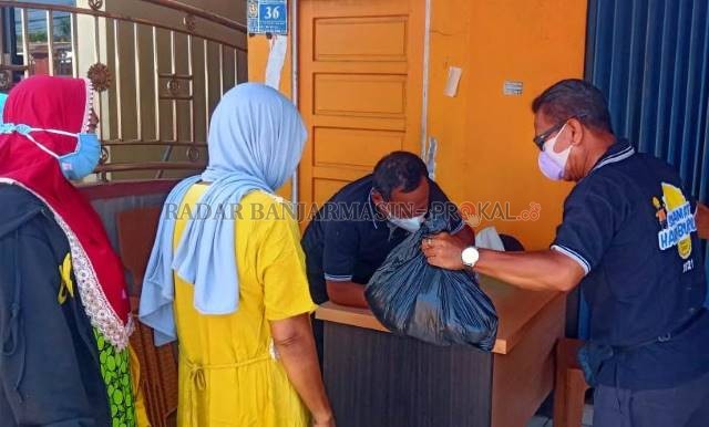 SOLIDARITAS: Serikat buruh di Banjarmasin membagikan beras kepada warga yang membutuhkan untuk memperingati Hari Buruh Internasional. | FOTO: ENDANG SYARIFUDDIN/RADAR BANJARMASIN