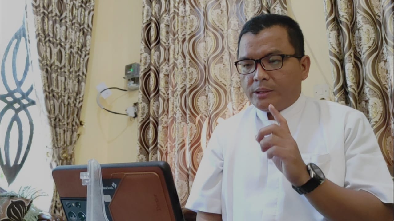 KONTESTASI: Haji Denny Indrayana saat mengikuti webinar yang digelar Publik Virtue Institute.